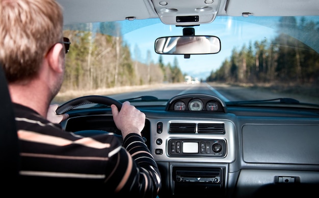 uomo al volante della macchina