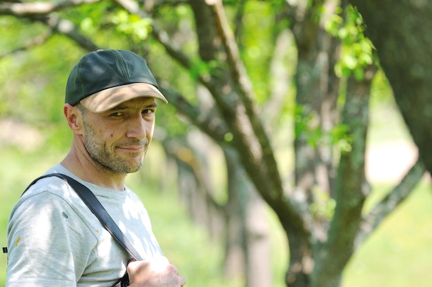 uomo all'aperto in natura a camminare avere relax e ricreazione