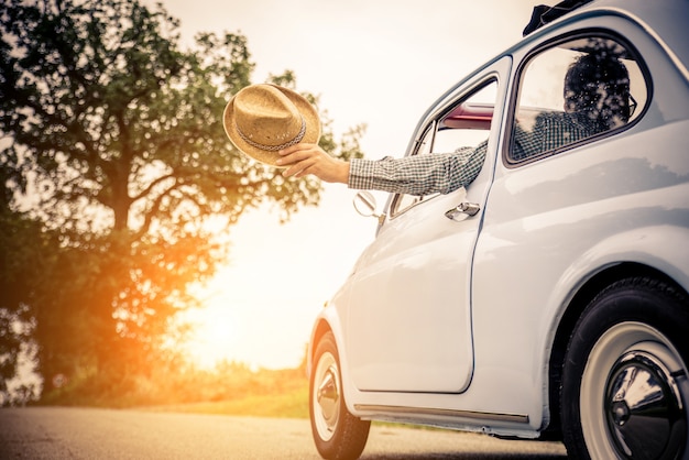 Uomo alla guida di auto d'epoca