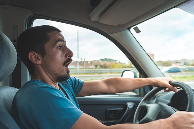 Uomo alla guida di un'auto spaventato prima dell'incidente Incidente di guida Trasporto e concetto di veicolo