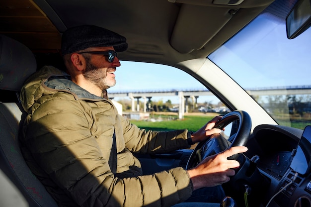 Uomo alla guida di un'auto