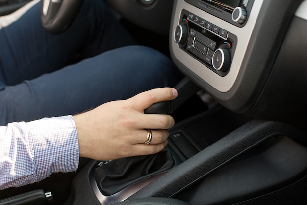 Uomo alla guida di un'auto