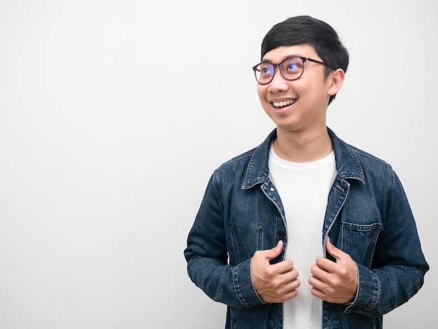 Uomo allegro che indossa occhiali jeans camicia sorridente guardando lo spazio della copia