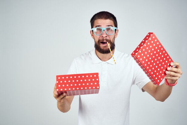 Uomo allegro con regalo in occhiali stile di vita vacanza sorpresa moda