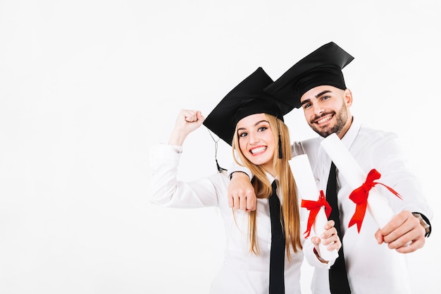 Uomo allegro e donna con diplomi