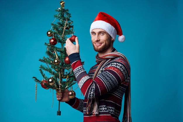 Uomo allegro in un poster di mockup bianco di natale sfondo blu