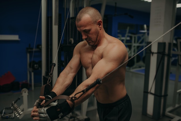 Uomo anziano all'esercizio di lavoro in palestra