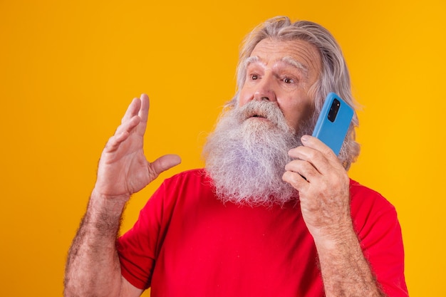 Uomo anziano allegro che parla al telefono