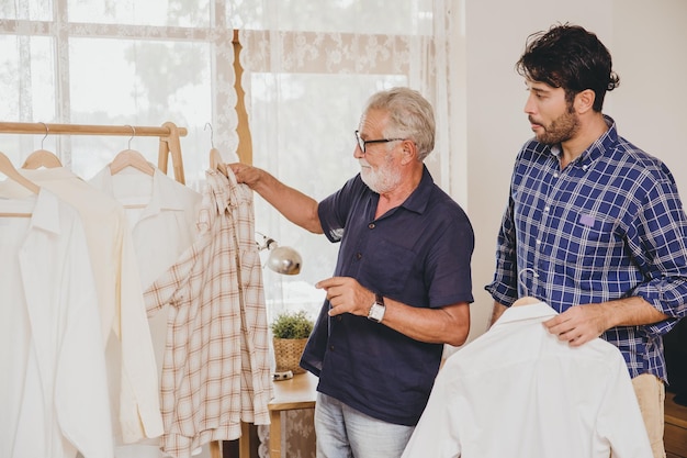 Uomo anziano anziano che acquista o sceglie dei bei vestiti nuovi