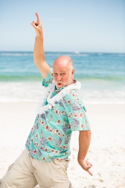 Uomo anziano ballare in spiaggia