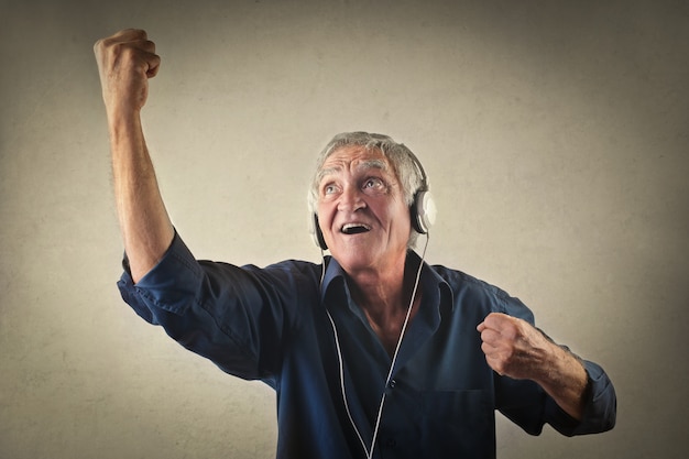 Uomo anziano che ascolta la musica
