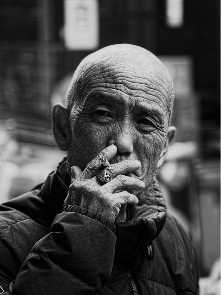 Foto uomo anziano che fuma