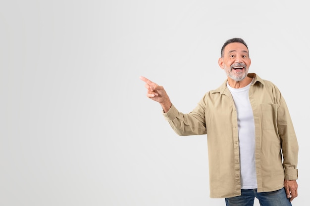 Uomo anziano che indica mentre guarda lontano allo spazio di copia