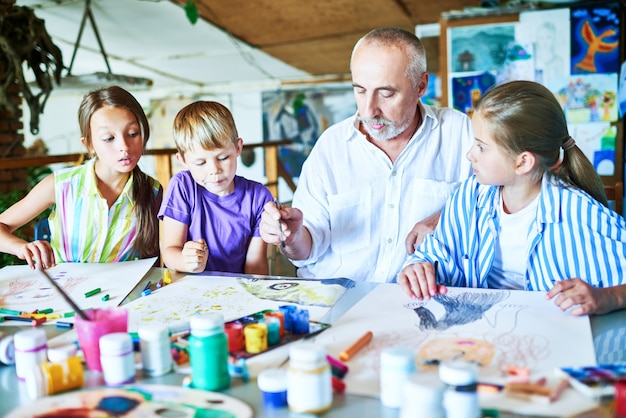 Uomo anziano che insegna a Art Class