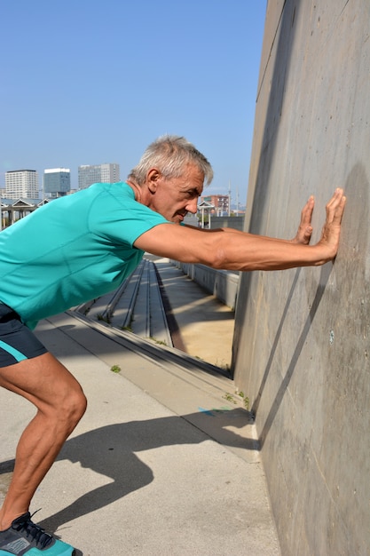 Uomo anziano che pratica lo stretching