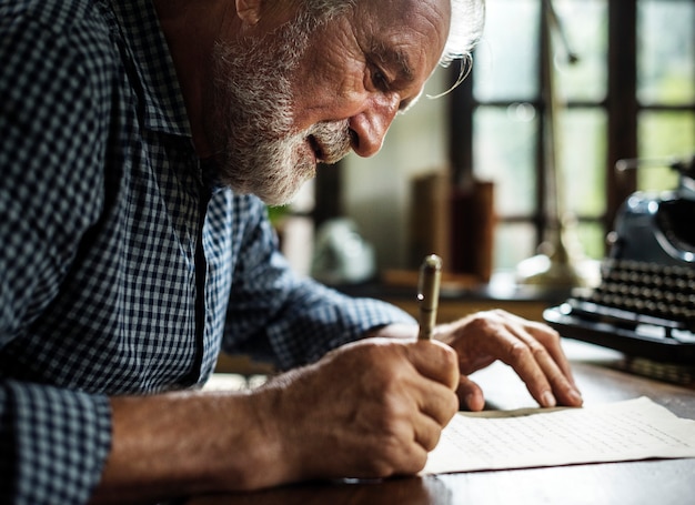 Uomo anziano che scrive una lettera