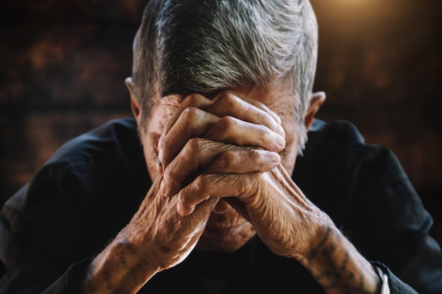 Uomo anziano che si copre il viso con le mani Depressione e ansia Copia spacexAxA
