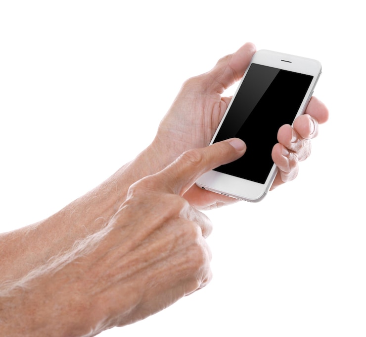 Foto uomo anziano che tiene smartphone su sfondo bianco