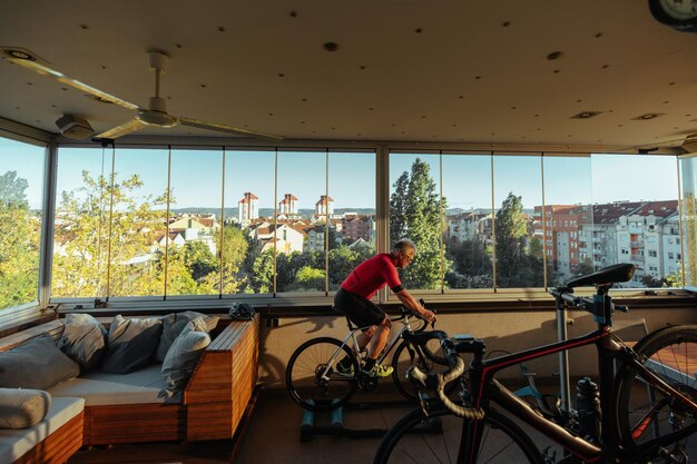 Uomo anziano che usa la cyclette a casa