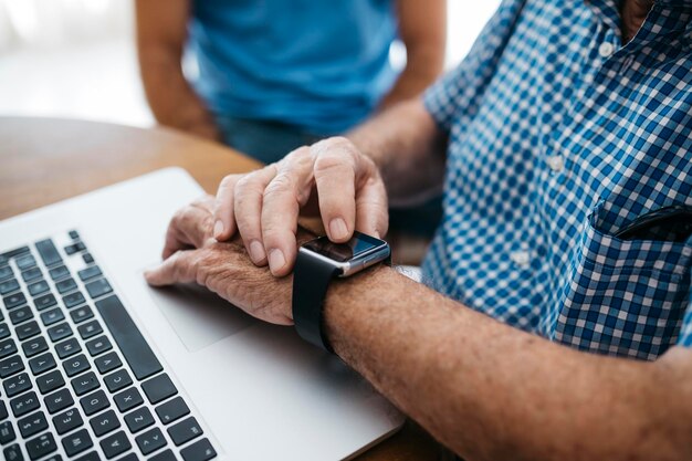 Uomo anziano che utilizza smartwatch, primo piano