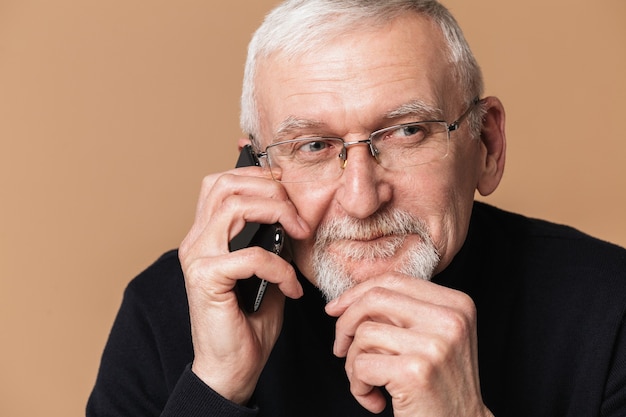 Uomo anziano con il ritratto del telefono