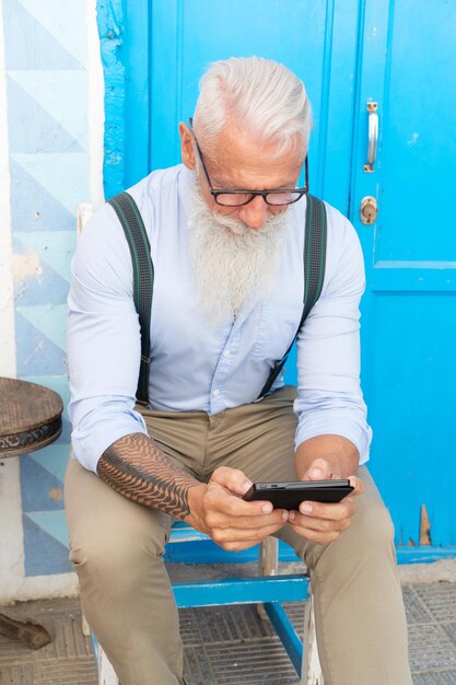 Uomo anziano con un telefono