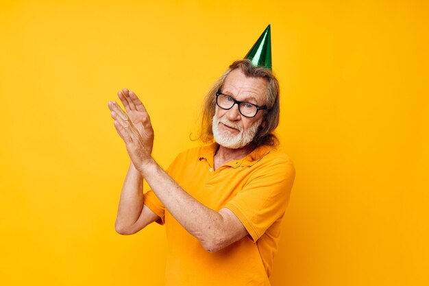 Uomo anziano con una maglietta gialla con un berretto in testa divertente scatto monocromatico