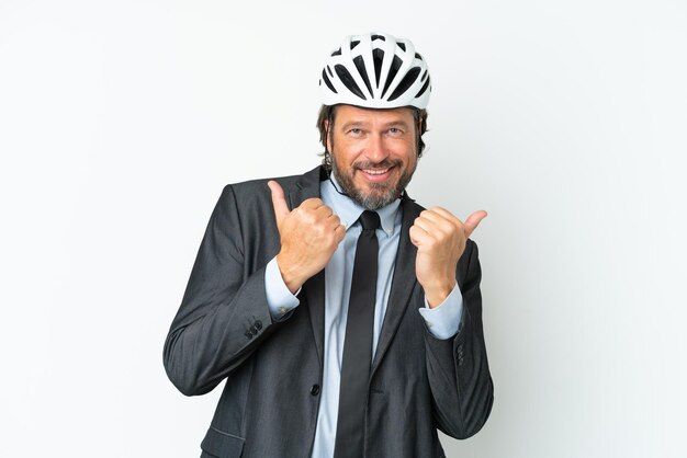 Uomo anziano d'affari con un casco da bici isolato su sfondo bianco con il pollice in alto gesto e sorridente