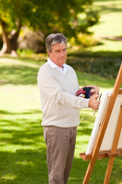 Uomo anziano dipinto nel parco