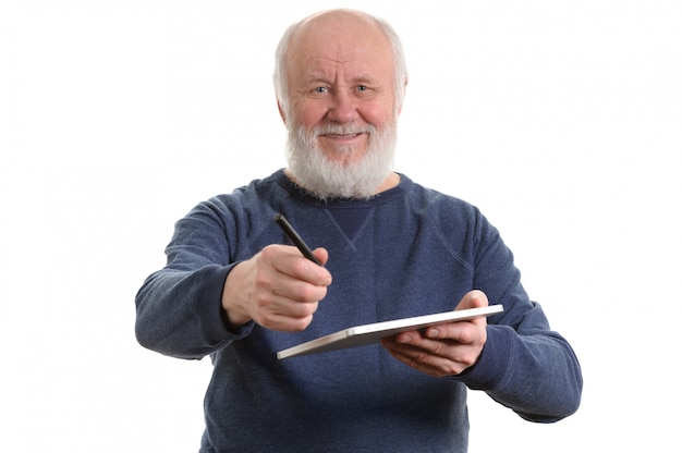 Uomo anziano divertente che per mezzo del calcolatore del ridurre in pani isolato su bianco