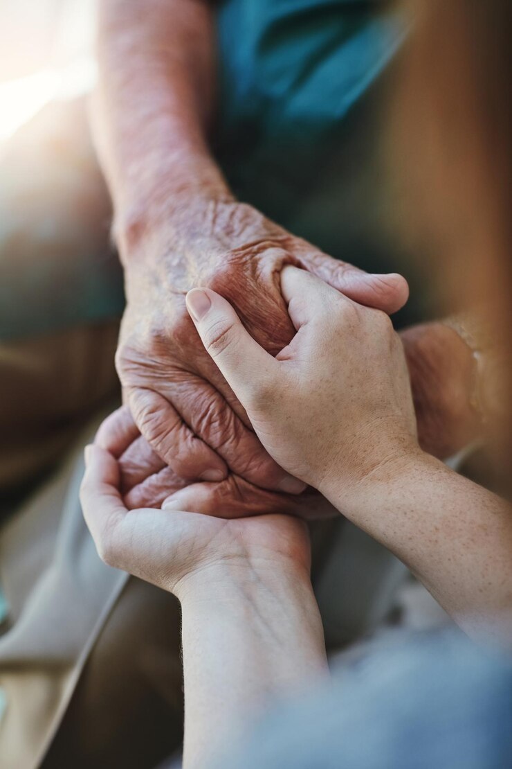 Foto uomo anziano donna e tenendosi per mano per il supporto con cura ed empatia mentre insieme per il primo piano mano di uomo anziano e persona per speranza fiducia e gentilezza o aiuto con assicurazione sulla vita e salute