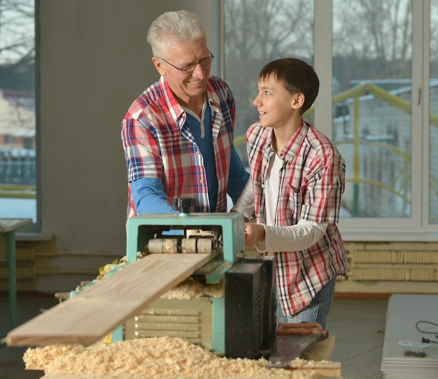 Uomo anziano e suo nipote che riparano nella stanza