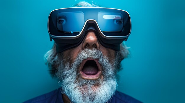 uomo anziano emozionale gioioso sorpreso con occhiali da sole di realtà virtuale