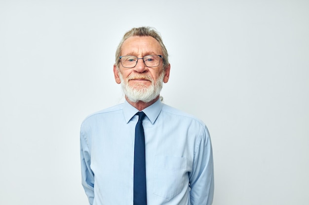Uomo anziano in camicia con cravatta grigio capelli ufficio affari