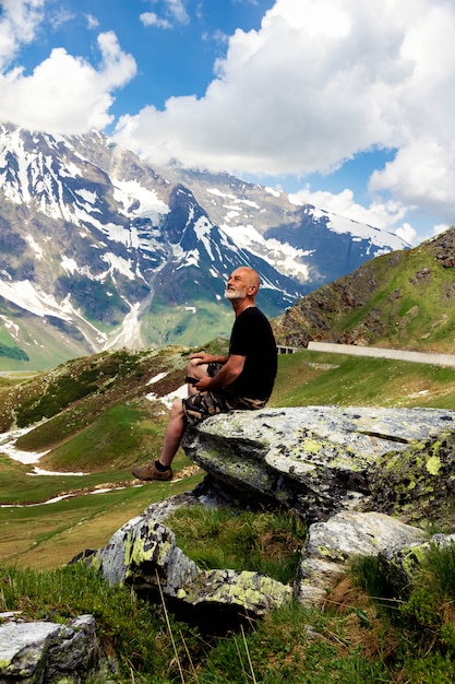 Uomo anziano in cima alla montagna