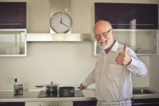 Uomo anziano in cucina