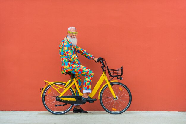 uomo anziano in stravagante abito colorato