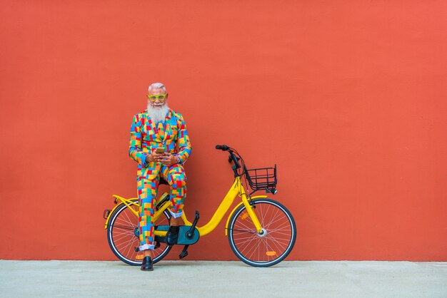 uomo anziano in stravagante abito colorato