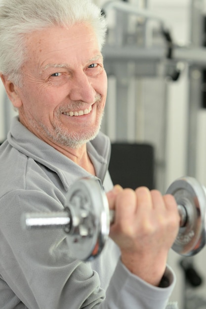 Uomo anziano in una palestra durante l'esercizio