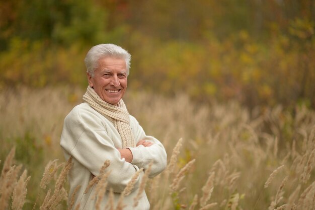 Uomo anziano nel parco