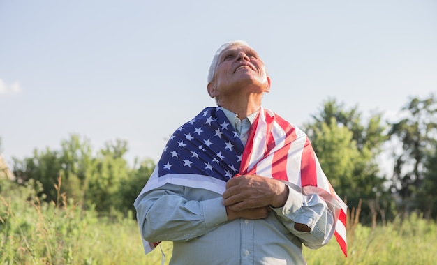 Uomo anziano patriottico con la bandiera americana