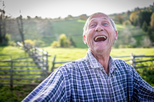 Uomo anziano sorridente