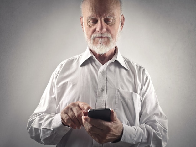 Uomo anziano usando uno smartphone