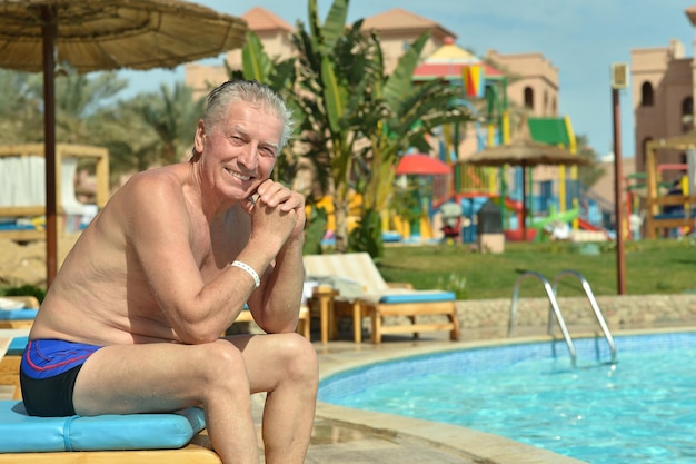 Uomo anziano vicino alla piscina