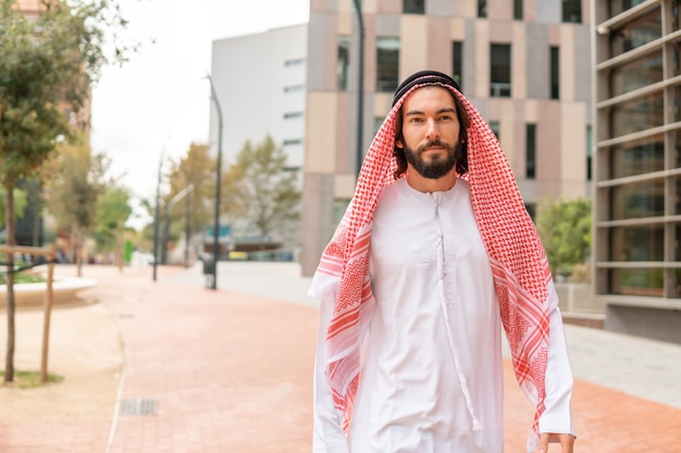 Uomo arabo che cammina per strada