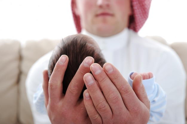 Uomo arabo che tiene un neonato