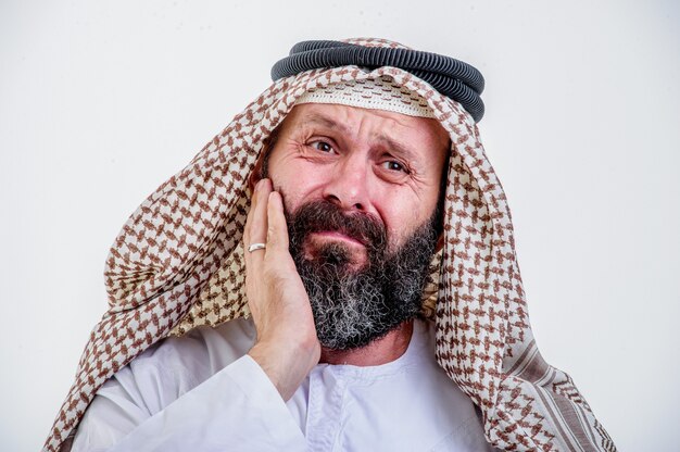 Uomo arabo di mezza età che ha mal di denti, cavità
