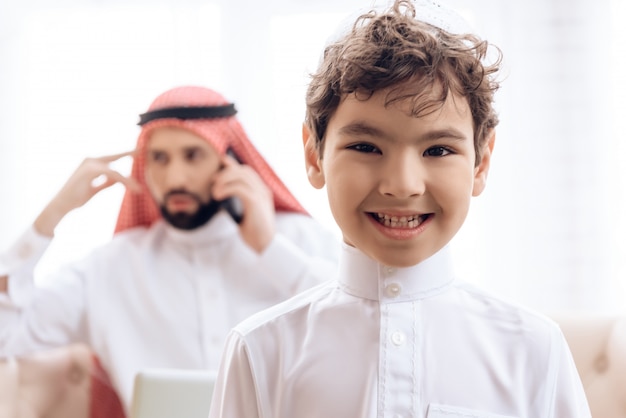 Uomo arabo vago che parla sul telefono