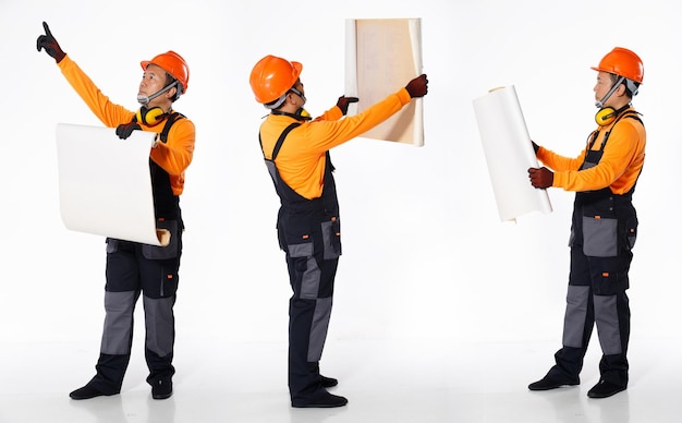 Uomo asiatico anziano indossa elmetto protettivo da camicia uniforme arancione e guanti di pelle come ingegnere in cantiere. Per tutta la lunghezza di una piccola tavoletta di modello di presa maschio piccola e corta molti atti, sfondo bianco isolato