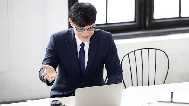 Uomo asiatico avvio di successo di piccole e medie imprese utilizzando computer portatile Uomo d'affari asiatico utilizzando computer portatile di lavoro Giovane uomo creativo asiatico utilizzando Computer portatile PMI